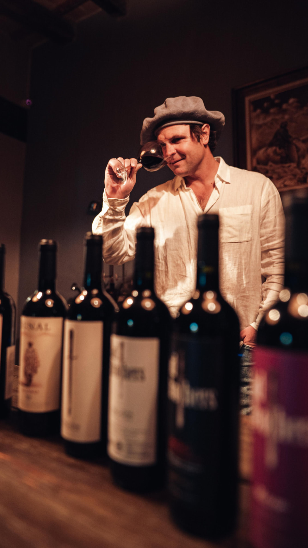 Agustín Lanús degustando un vino